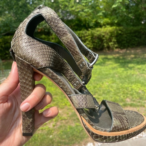Vintage GUCCI reptile skin buckle heels - Picture 3 of 8